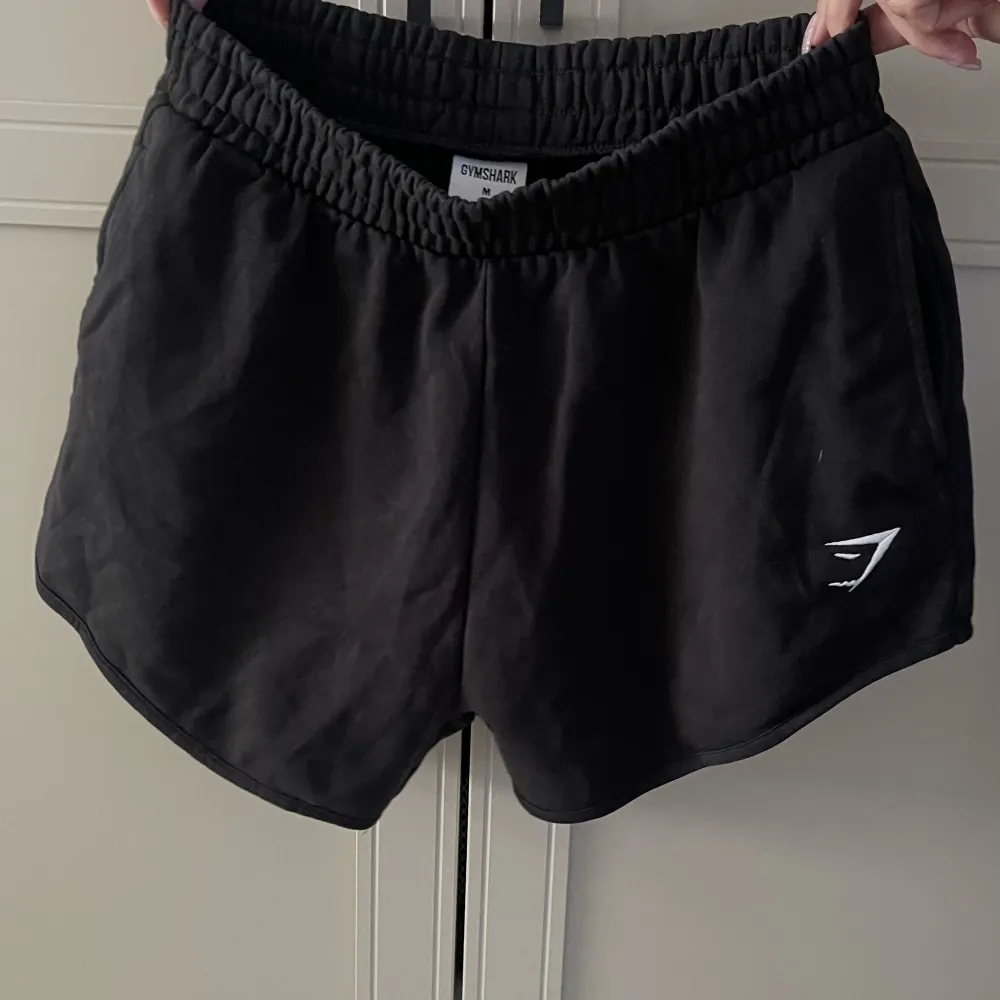 Passar en som bär storlek S/M🤍 Knappt använt dessa, så de är som nya.  . Shorts.