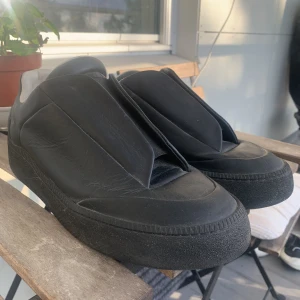 Maison Margiella - Maison Margiellas några år gammal model, knappt använd Finns mer bilder på stämpel fråga bara!