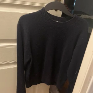 Stickad tröja - Säljer en stickad tröja från uniqlo i stlrk S, skön och fint skick. Säljer för 200 men köpt för 400 kr. Priset är plus frakt