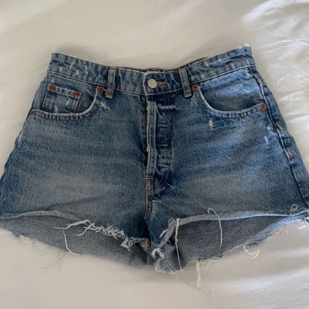 Säljer mina älskade jeansshorts som tyvärr har blivit lite för små från zara, sitter jättefint på och är inte för korta!. Shorts.