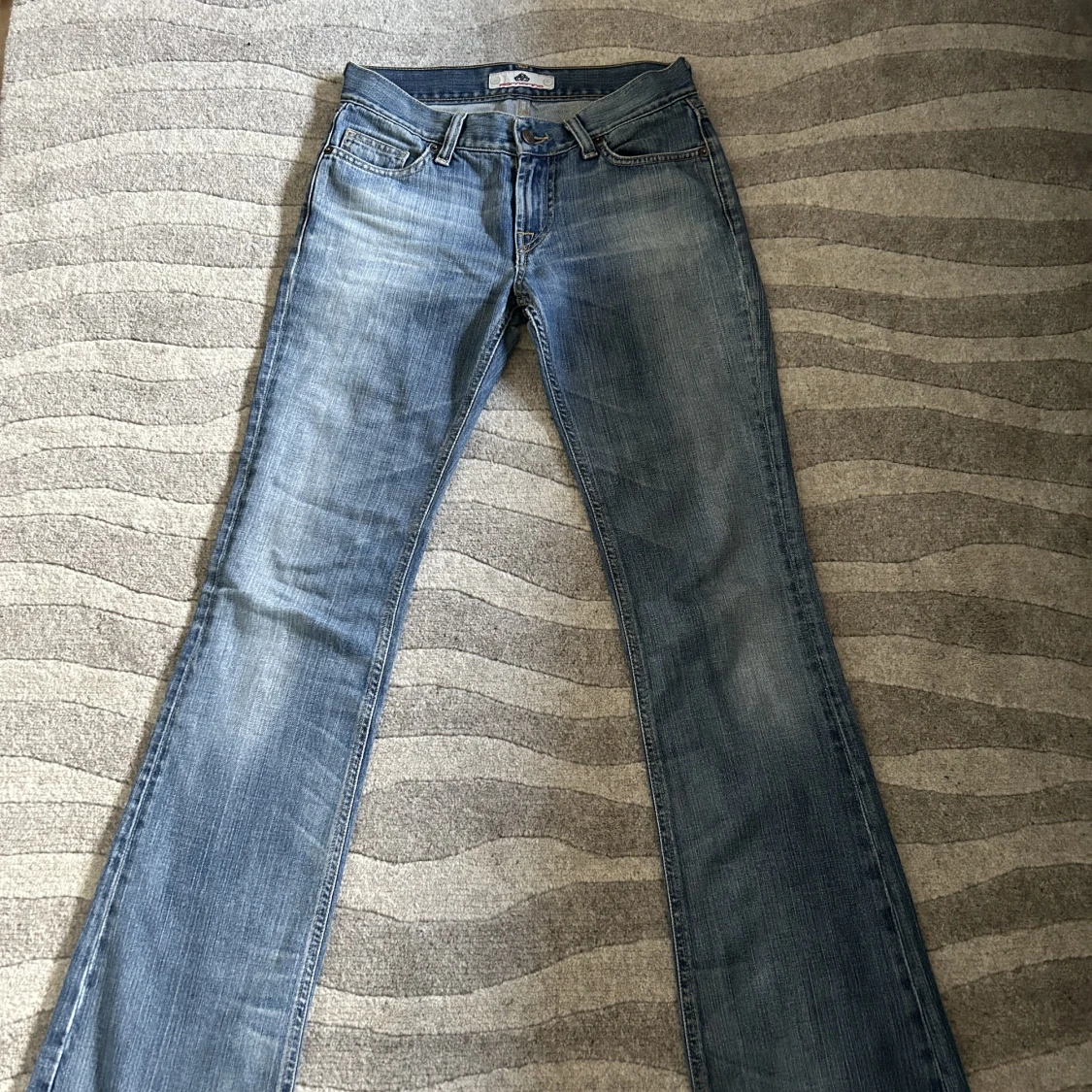 lågmidjade blåa jeans 