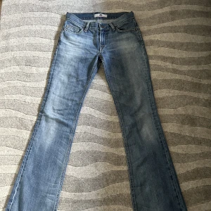lågmidjade blåa jeans  - jättefina blåa lågmidjade jeans som tyvärr är lite för små för mig. i byxorna står det att dom är storlek 27, men jag skulle säga 25/32 ungefär. det är ett lagat hål på jeansen men det syns inte när man har på sig dom, det syns på tredje bilden
