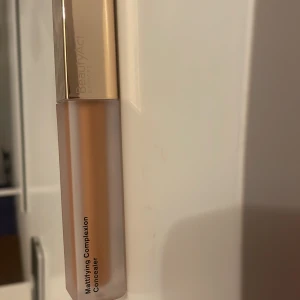 Beauty Act concealer  - NO.14  Säljer denna för att färgen är lite mörk för min hudton🫶Hoppas nån får användning för den! Har bara provat den på handen lite endast en gång!❗️❕