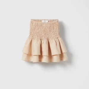 Aldrig använd kjol från zara. Den är från barnavdelning och är en kort modell. 