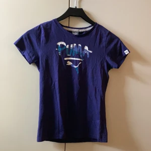 Mörklila puma t-shirt - Säljer denna snygga, mörklila puma tröjan pga att den aldrig kom till användning. Använt runt 1-2 ggr, är i bra skick! 