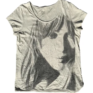 T-Shirt - .
