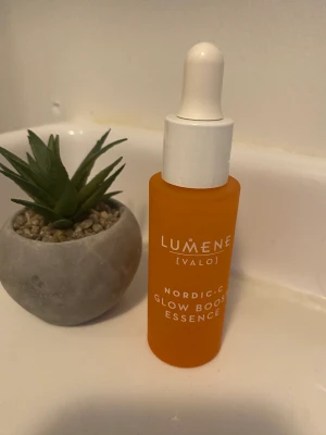 Lumene Nordic-C Glow Boost Essence - Nordic-C Glow Boost Essence ifrån Luemene, knappt använd då jag inte gillade den på min hy. 
