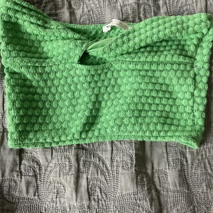 Grön topp utan band  - Jag säljer min jätte snygga topp. Den är grön och har inga band. Den är i storlek S och är använd 2 gånger. Jag säljer den för att den är för liten. Frakt ingår inte!