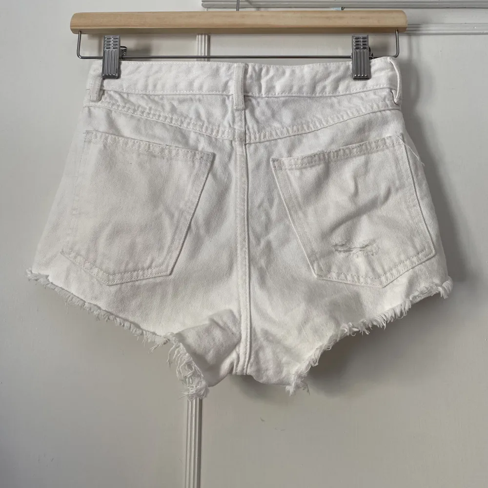 Vita jeansshorts i stl 32. Regular waist shorts med distressed finish. Säljer eftersom de är försmå💛. Shorts.