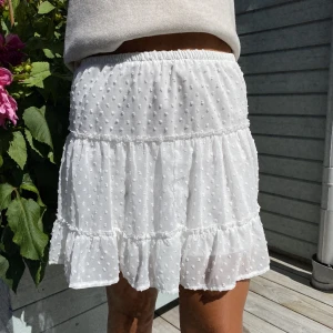 Sommar kjol🫶🏽 - Supersöt sommar kjol med prickar😍Använad fåtal gånger. Inga fläckar eller slitningar🫶🏽