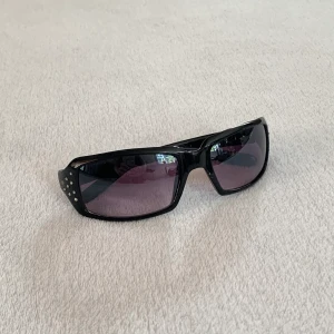 Svarta solglasögon - Solglasögon med strass på sidorna i lite wrap around-modell, från okänt märke! 😎