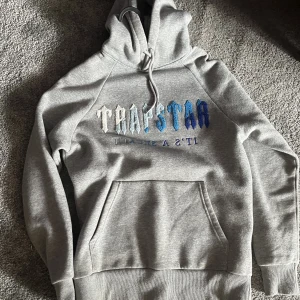 Trapstar Hoodie - Säljer min trapstar hoodie inget fel på den säljer den för att den har blivit för liten. Storlek :S
