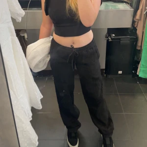 Linnebyxor  - Säljer nu dessa svarta linnebyxor från Chelsea, använt väldigt få gånger. Passar mig som vanligtvis har 36/38 och 1,62 cm lång💕hör av er vid intresse eller mer info!!