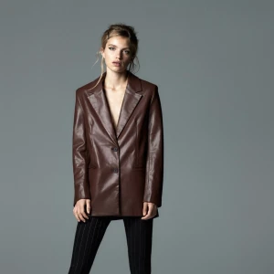 Läderkavaj  - En supercool läderkavaj, använd vid endast ett tillfälle! Funkar både till vardags och finare tillfällen! Nypris är 560kr, mitt pris 300kr + frakt! Skriv privat för fler bilder! 