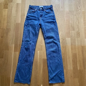 Mid waist jeans - Blåa Mid waist jeans med raka ben i storlek 32, men passar även 34. De är i bra skick och är lite långa på mig som är 163🫶🏻