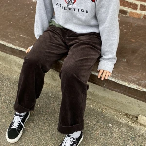 Bruna manchesters byxor vintage  - Bruna mjuka manchesters byxor. Lite pösiga i strl. 