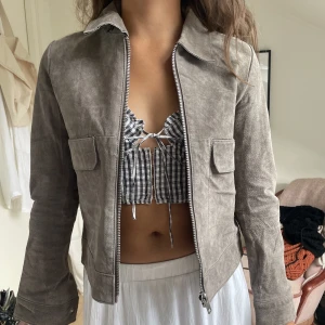 Mocka jacka  - Skit snygg mocka jacka från mango i en grå/beige färg! 