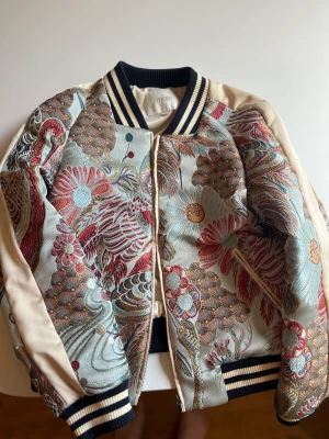 Maje siden jacka  - Mycket fin äkta Maje siden bomberjacka, fint skick. Nypris 3800 kr. 