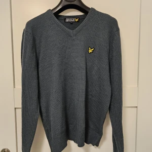 Bomullströja - Knappt använd bomullströja, L men små i storlekarna. Mer stålgrå gärg