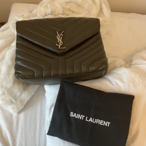 INTRESSEKOLL - Funderar nu på att sälja min ysl loulou bag i storlek medium, mörkgrön/brun. Den är i fint skick, små slitage på kanterna. Nypris är 2675€ = ca 31 000kr. Kom med SERIÖSA bud