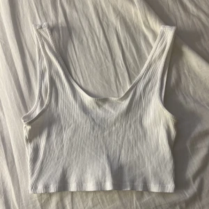 vit croptop - vit croptop i bra skick, kolla första bilden för passform 