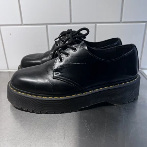 Dr martens 1641 quad  - Bra skick, inte använt flitigt. Köpt förra året. Storlek 44. Pris är aldrig hugget i sten 