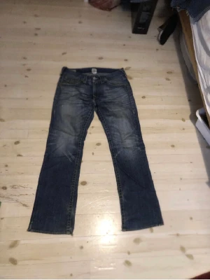 True religion jeans - Lite ljusare irl som man ser på bild 3   Ricky straight size 34/32