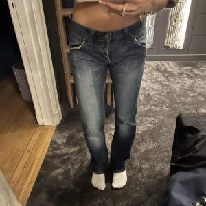 Snygga jeans blåa 34