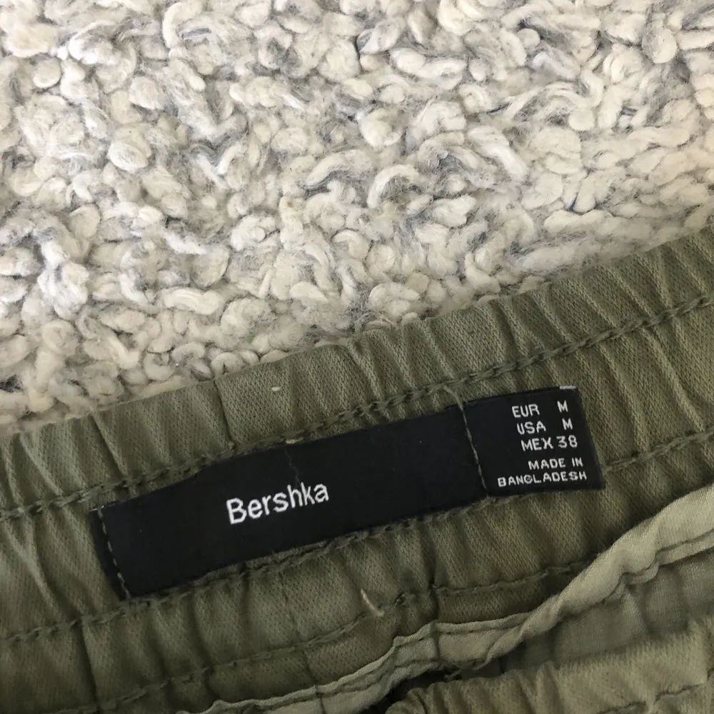 Bershka Cargobyxor använda ett tiotal gånger och i väldigt bra skick inga defekter. Jeans & Byxor.