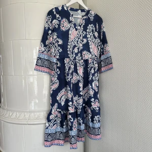 Tunika - Min mamma beställde en tunika men den kom hem i fel storlek, tiden har gått ut för retur. Jättefin och aldrig använd, köpt för 499:- 🌸