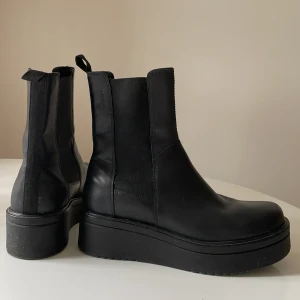 Vagabond boots - Svarta skinn  Vagabond boots  Oanvända Svart skinn m kilklack Storlek 39 300kr exkl frakt
