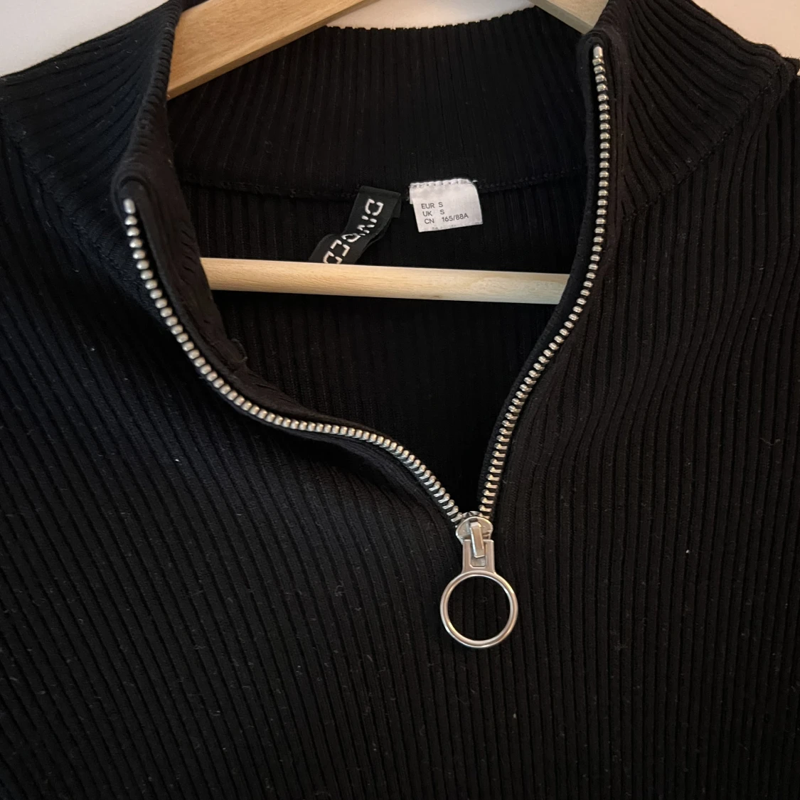 Svart tröja med dragkedja  - 91