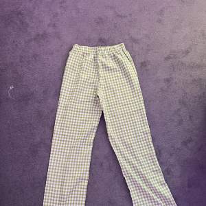 Grön rutiga byxor som kan användas som både pyjamas samt vardagliga byxor. Aldrig använda. Byxorna har resår runt midjan och raka ben. Inte särskilt stretchiga💚