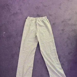 Grön rutiga byxor som kan användas som både pyjamas samt vardagliga byxor. Aldrig använda. Byxorna har resår runt midjan och raka ben. Inte särskilt stretchiga💚