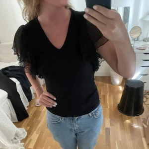 Fest topp - Säljer denna fina topp som enastående använts några få gånger😃💗
