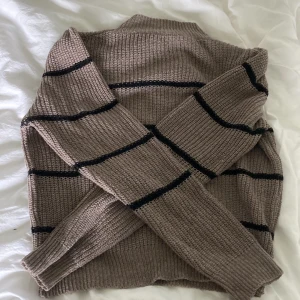 Jättesöt tröja!! - Säljer denna jättesöta tröjan! Vet tyvärr inte vilket märke då jag klippt av lappen innan jag använt den men jag skulle tro i storlek S! Använd en gång och i bra skick!❤️❤️