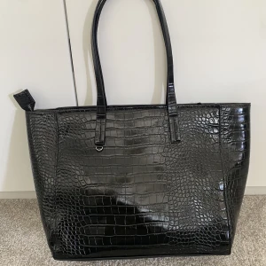 Svart handväska - Svart handväska från Primark i ”ormskinn”