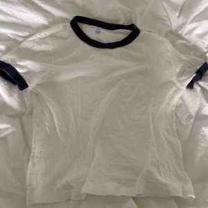 Brandy topp - Säljer denna jättesöta topp från brandy Melville! Använd typ en gång. Har ingen direkt storlek men på mig sitter den som xs/s! I fint skick!❤️❤️