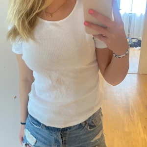 Vit ribbad sommar topp - Jätte fin vit ribbad sommar topp🤍 Strl M men skulle säga att den även passar S. 