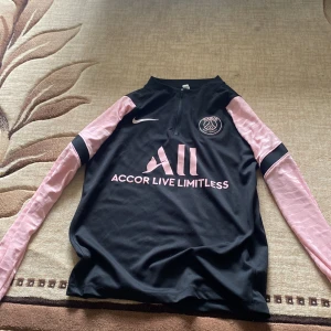 Psg tracksuit - Hej nu har jag bestämt mig att sälja min psg tracksuit, för att jag ska buta stil