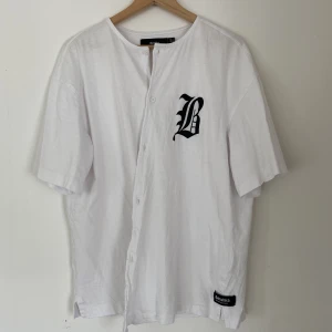 Bershka T shirt - Bershka T shirt med knappar