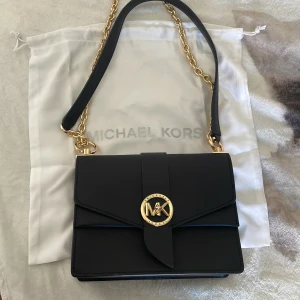 Michael kors  - En äkta Michael kors väska som inte kommit till användning. I nyskick kvitto finns. Nypris 3100