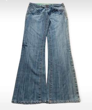 Jättefina vintage Low waisted jeans, som nästan aldrig är använda💞Säljer på grund av att det är fel storlek för mig! 