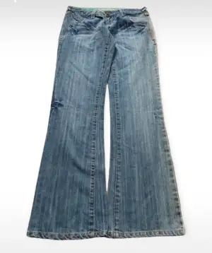 Jättefina vintage Low waisted jeans, som nästan aldrig är använda💞Säljer på grund av att det är fel storlek för mig! 