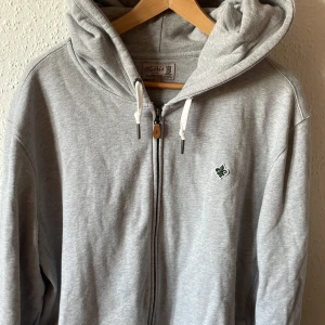 Zip hoddie  - Tjenare, säljer en Morris zip hoddie i mycket fint skick, finns dock ett lite märke på de,(bild 3) storlek XXL men är som en L-XL 