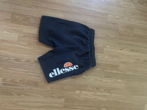 Ellesse sjorts barn storlek 140-146 - Ellesse shorts barn storlek 140-146 Använt skicka 