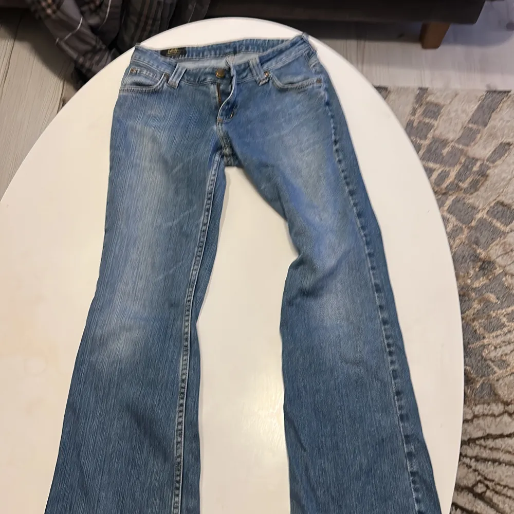 Lågmidjade bootcut jeans som passar som storlek S. Waist 24-27 . Jeans & Byxor.