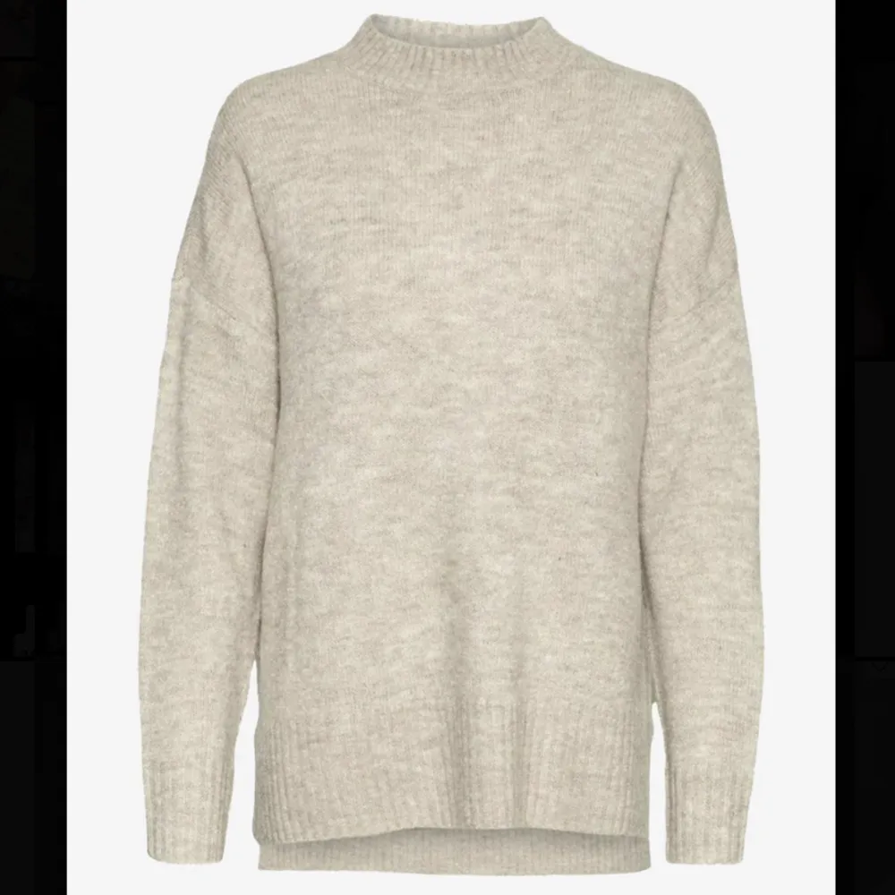 Stickad beige tröja från Vero Moda i super mjukt material❤️helt oanvänd liten slits på båda sidor så fin❤️storlek xs men skulle säga att den passar alla från XS till M köptes för 350 på zalando skriv för prisförslag eller fler bilder . Neuleet.