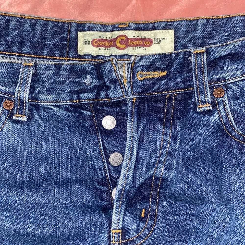 Säljer nu mina jätte snygga lågmidjade baggyjeans ifrån ”crocker C Jeans co.” Dem är tyvärr trasiga där man knäpper, (det saknar en knapp att knäppa till längst upp) men det går nog att ordna själv🥰 säljer för dem inte kommer till användning!🥰 strl ca 38🥰. Jeans & Byxor.