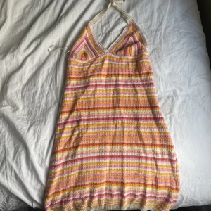 Jättefin klänning från pull and bear - Så fin passar till en kväll ute men även till stranden, från pull and bear. Slutsåld